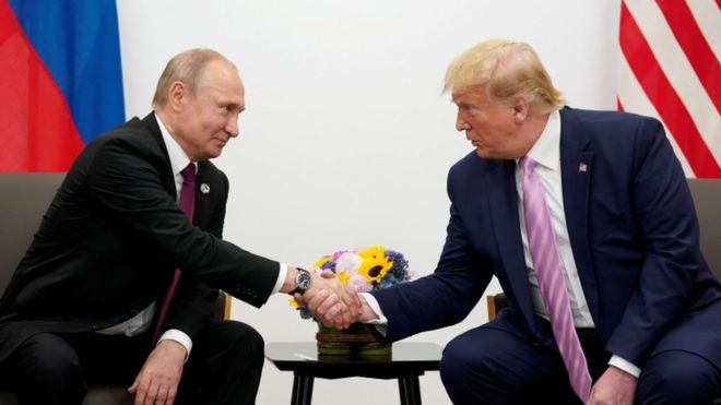 Президент России Владимир Путин и президент США Дональд Трамп пожимают друг другу руки во время двусторонней встречи на саммите лидеров G20 в Осаке, Япония