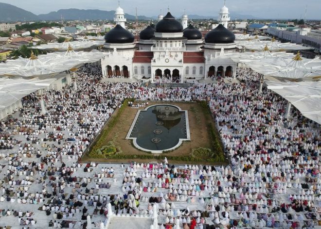 Мусульмане Ачехны молятся во время празднования Ид аль-Фитр в Большой мечети Байтуррахман в Банда Ачех, Индонезия, 15 июня 2018 года