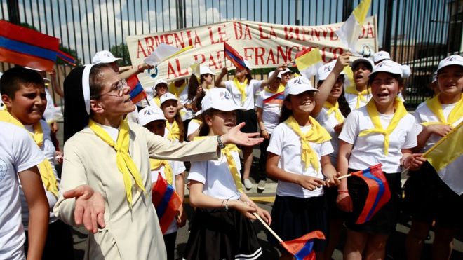 Молодые фанаты и сторонники собираются, чтобы поприветствовать Папу Франциска, когда он прибывает в международный аэропорт "Звотноц" в Ереване, 24 июня,