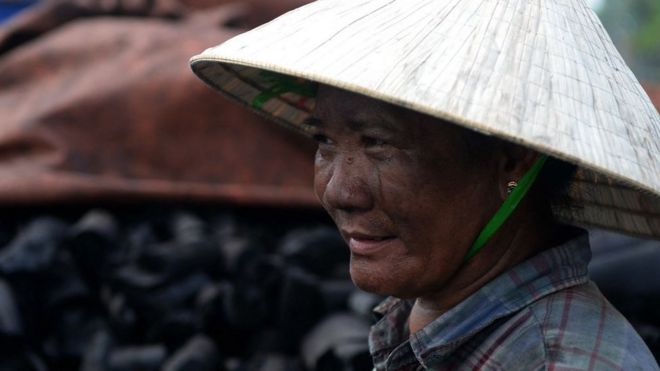 Một cộng đồng lớn tại Việt Nam vẫn sống phụ thuộc vào nghề than