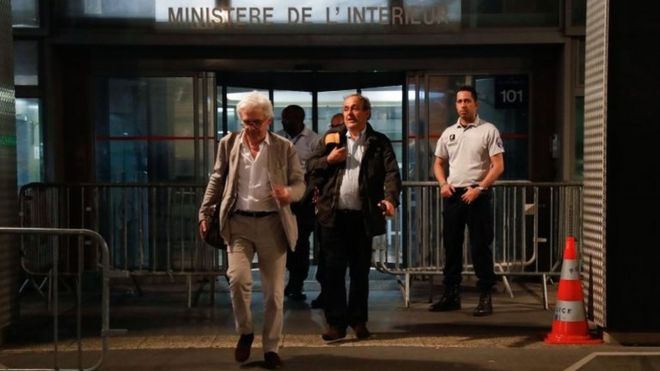 Michel Platini serbest bırakılmasının ardından Çarşamba gününün erken saatlerinde avukatıyla beraber yolsuzlukla mücadele şubesinden ayrıldı