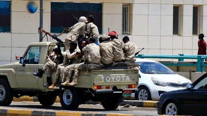 Суданские силы безопасности на военной машине 6 июня 2019 года в Хартуме
