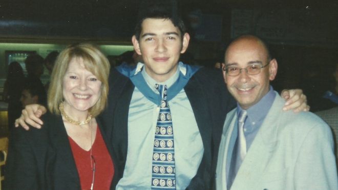 Джеймс с матерью и отцом на выпускном