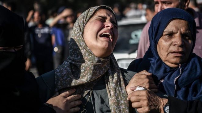 أقارب ضحايا غارات الجوية الإسرائيلية، في مستشفى ناصر في خان يونس، في 26 أكتوبر/تشرين الأول 2023.