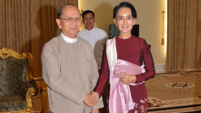 Уходящий президент Мьянмы Тейн Сейн и Аунг Сан Су Чжи пожимают друг другу руки в Най Пиу Тау (2 декабря 2015 г.)