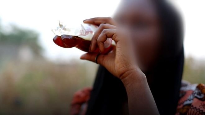 Miles de jóvenes son adictos a un jarabe para la tos con codeína. Se estima que a diario se consumen 3 millones de botellas.