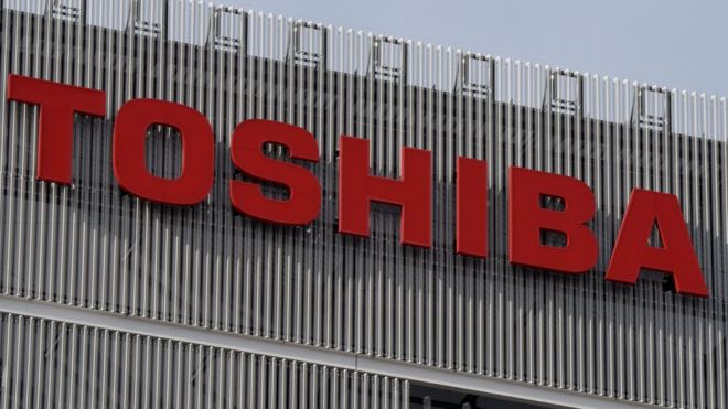 Логотип компании Toshiba появляется на здании в Токио