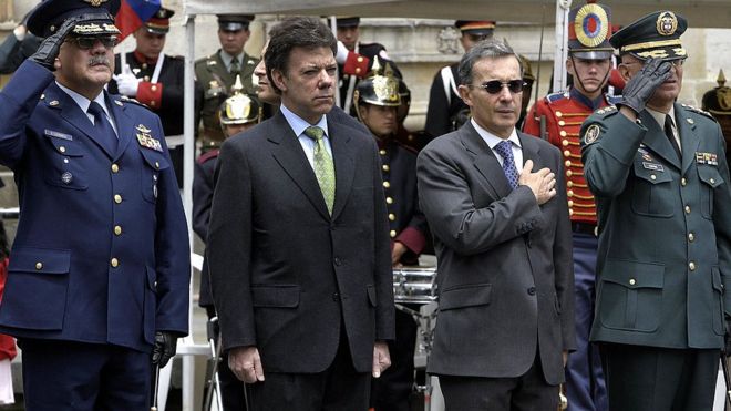 Альваро Урибе и Хуан Мануэль Сантос на военном параде