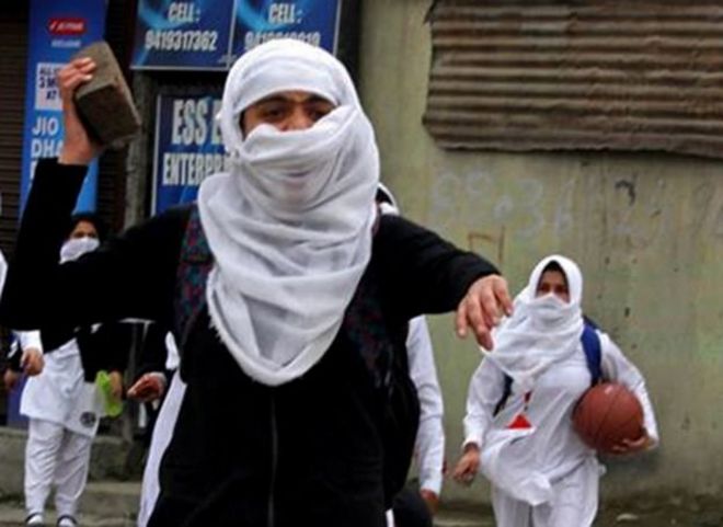 புல்வாமா டிகிரி கல்லூரியில் காவல்துறையினர் மேற்கொண்ட நடவடிக்கைகளுக்கு பிறகு மோதல் தொடங்கியது.