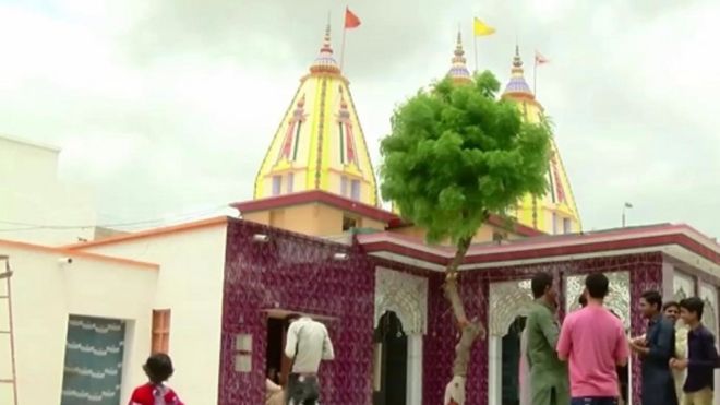 पाकिस्तानात धार्मिक हिंसाचाराच्या बातम्या नेहमीच येत असतात. पण इथल्या मिठी गावानं हिंदू मुस्लिम ऐक्याचं प्रतीक ठरलं आहे. सर्व सण दोन्ही धर्मातील लोक एकत्र साजरे करतात.
