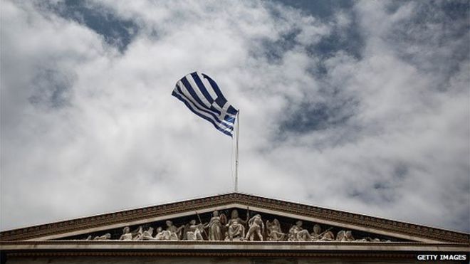 Греческий флаг на фоне безрадостного неба
