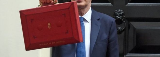 Филипп Хаммонд держит бюджетную коробку