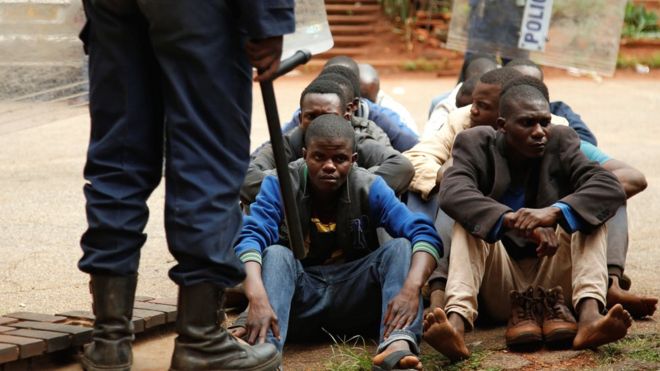 Люди, арестованные во время акций протеста, ожидают своего появления в магистратском суде в Хараре, Зимбабве -16 января 2019 года