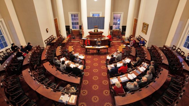 Избиратели в Северной Каролине проинструктированы о процедурных вопросах во время репетиции голосования в коллегии выборщиков в столице штата в Роли 18 декабря 2016 года