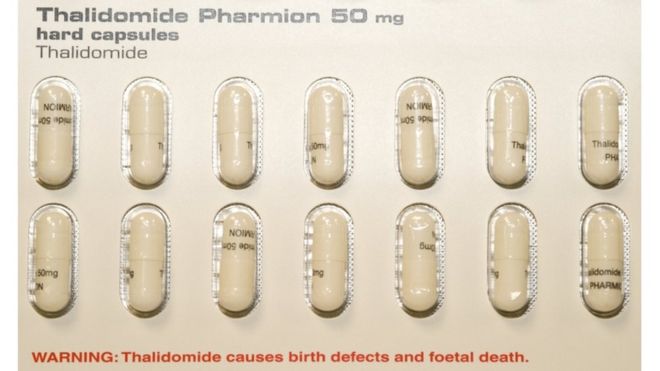 Талидомид был назначен в конце 1950-х и начале 1960-х годов для борьбы с утренним недомоганием у беременных женщин. Он был запрещен в 1961 году после появления врожденных дефектов и повреждения внутренних органов у детей.