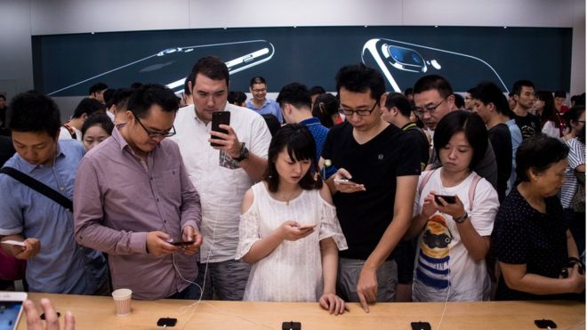 Клиенты пробуют iPhone 7 в магазине в Китае