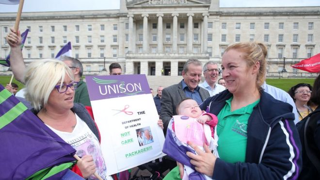 Члены профсоюза Unison протестуют в Stormont против предполагаемых сокращений в сфере здравоохранения
