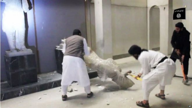 Боевики ИГИЛ разбивают статую в музее Ниневии в Мосуле (февраль 2015 г.)