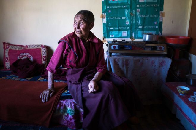 Лобзанг Долма, 85 лет, является самой старой монахиней