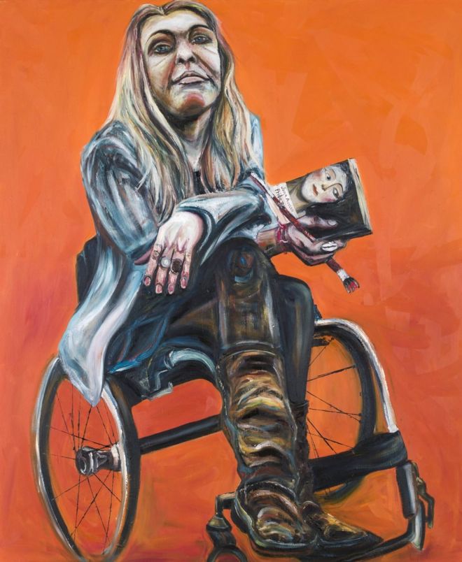 Картина женщины в инвалидной коляске, держа кисть и книгу. Фон ярко-оранжевый.