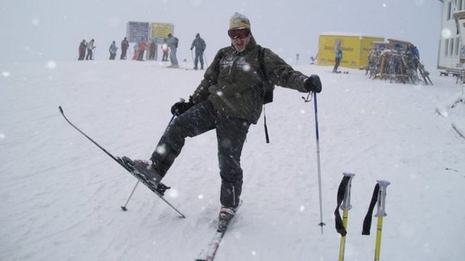 Ноэль катается на лыжах