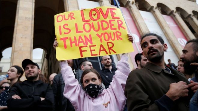 "Nuestro amor suena mÃ¡s fuerte que tu miedo", dice el cartel de una manifestante frente al Parlamento de Georgia el pasado 12 de mayo.