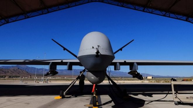 Беспилотник ВВС США MQ-9 сидит в вешалке на авиабазе Крич