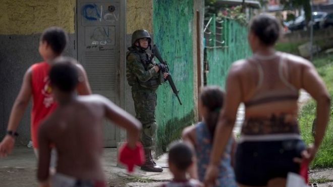 Militar durante policiamento no Rio