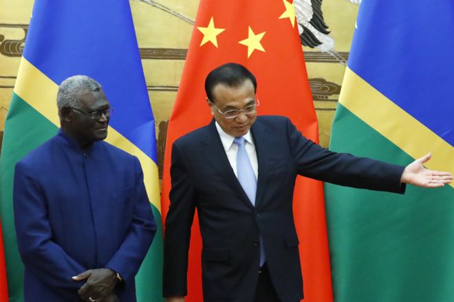 Thủ tướng Solomon, Manasseh Sogavare (trái) và Thủ tướng Trung Quốc Lý Khắc Cường tại Bắc Kinh tháng 10/2019.