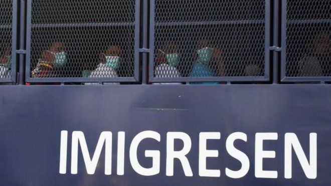 Kelompok HAM menyebut repatriasi para migran "tidak manusiawi".
