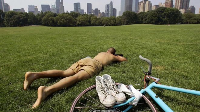 hombre descansando