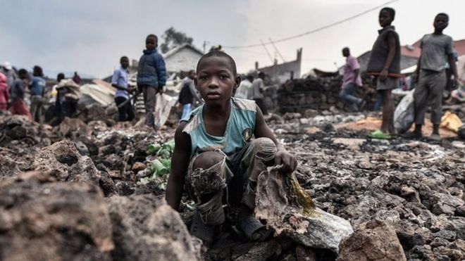 Niño sentado sobre un basural en Goma, RD Congo