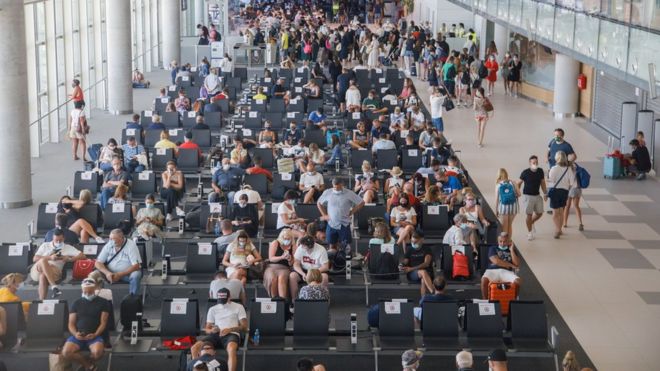Люди ждут самолетов в аэропорту Сплита, поскольку Хорватия борется с большим количеством случаев заболевания коронавирусом (COVID-19), в Сплите, Хорватия 20 августа 2020 г.