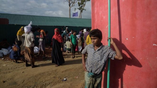 Сотни тысяч рохинджей покинули Мьянму для лагерей беженцев в Бангладеш