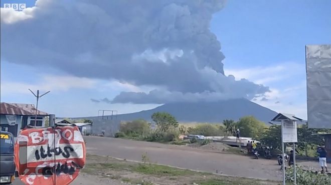 Hàng ngàn người đã phải đi sơ tán sau khi núi lửa Ile Lewotolok phun tràn, phụt lên không trung cột khói bụi cao tới 4km.