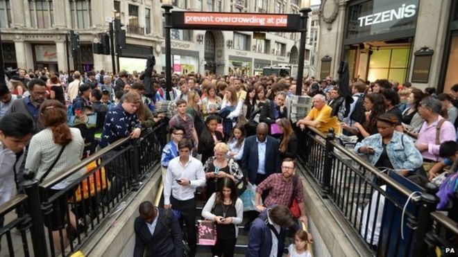 Толпы людей сформировались в Оксфордском цирке с 16:00, когда пассажиры пытались добраться домой до закрытия метро