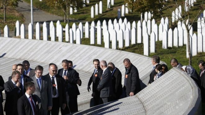 Премьер-министра Сербии Александра Вучича (четвертый слева) сопровождает Бакир Изетбегович (слева), член Трехстороннего президентства Боснии, во время прогулки по Мемориальному центру Потокари, недалеко от Сребреницы, Босния и Герцеговина, 11 ноября 2015 года