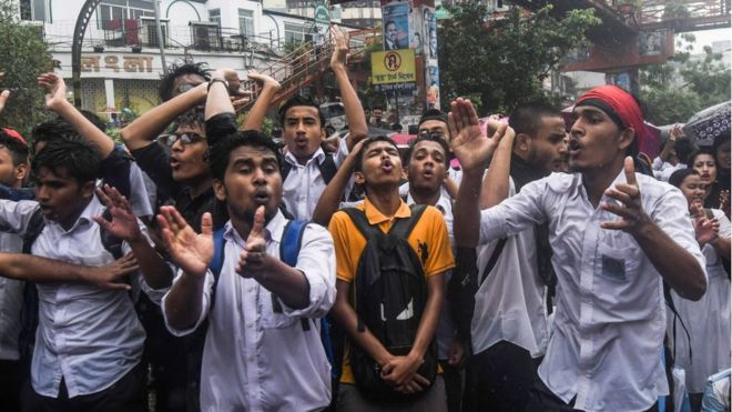Estudiantes protestando el jueves en la ciudad de Daca.