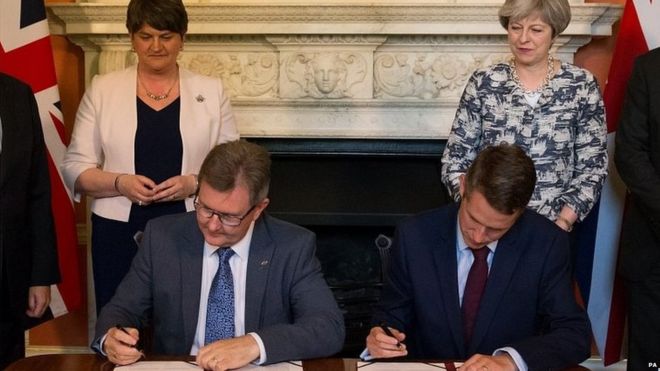 Консерваторы и демократические юнионисты подписывают соглашение о доверии и поставках