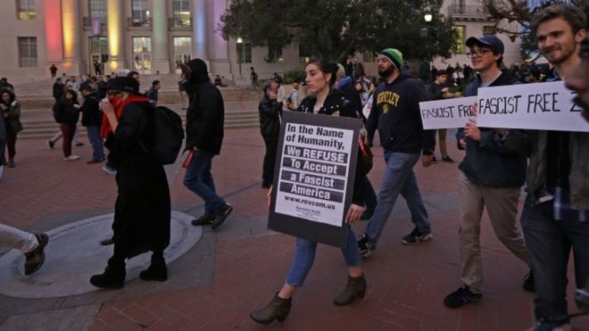 Студенческая акция протеста на Sproul Plaza, Калифорнийский университет в Беркли 1 февраля 2017 г.