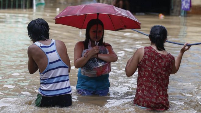 жители в наводнениях в Сан-Матео к востоку от Манилы