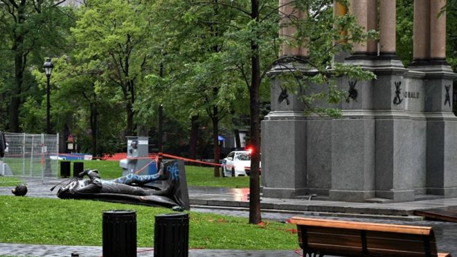 Статуя сэра Джона Макдональда в центре Монреаля также была обезглавлена ??в 1992 году