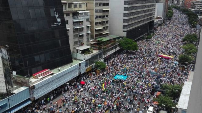 Opponents to Venezuelan President Nicolas Maduro march during a rally in Caracas on September 1, 2016.