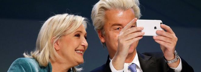 Лидер ультраправой партии Голландии (PVV) Герт Вилдерс (R) и лидер политической партии Национального фронта Франции Марин Ле Пен делают селфи во время пресс-конференции в конце "Европы наций и свободы". встреча в Милане, 29 января 2016 года.