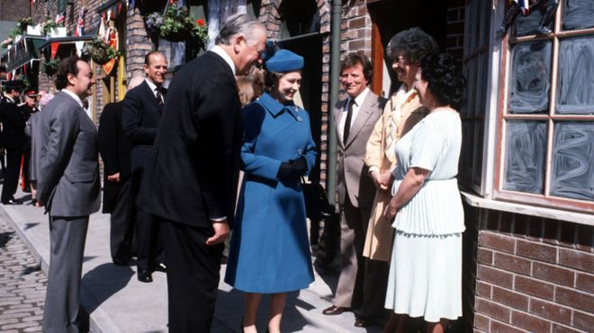 Королева и герцог Эдинбургский посещают Улицу Коронации