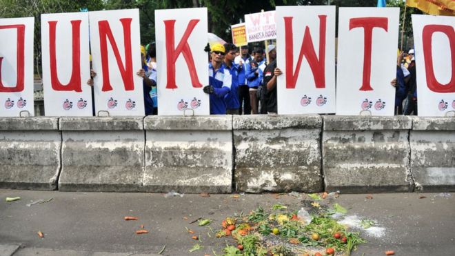 Протестующие бросают овощи во время митинга против ВТО (Всемирная торговая организация) перед посольством США в Джакарте 6 декабря 2013 года