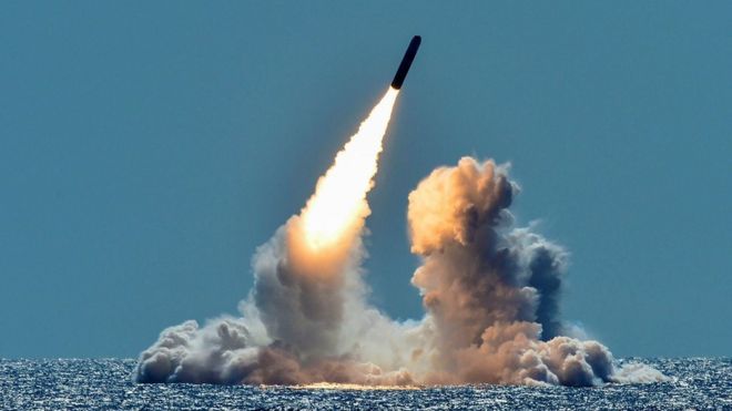 Безоружная ракета Trident II D5 запускается в ходе испытаний с подводной лодки баллистических ракет ВМС США класса Огайо, США, Небраска, у побережья Калифорнии, США, 26 марта 2018 года