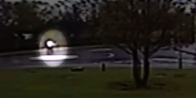 Изображение с камеры видеонаблюдения Шеку Байо, хаотично идущего по мини-кольцевой развязке