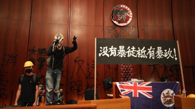 抗议人士进入香港立法会大楼后打