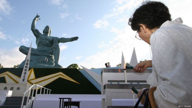 Японка молится за жертв атомной бомбы в 60-летие атомной бомбардировки в Парке мира в Нагасаки 9 августа 2005 года в Нагасаки, Япония.